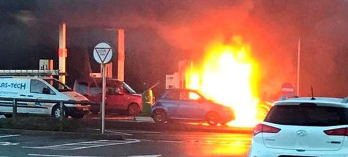 «Ήρωας» οικοδόμος έσωσε 54χρονη από φλεγόμενο αυτοκίνητο σε πρατήριο καυσίμων [βίντεο]